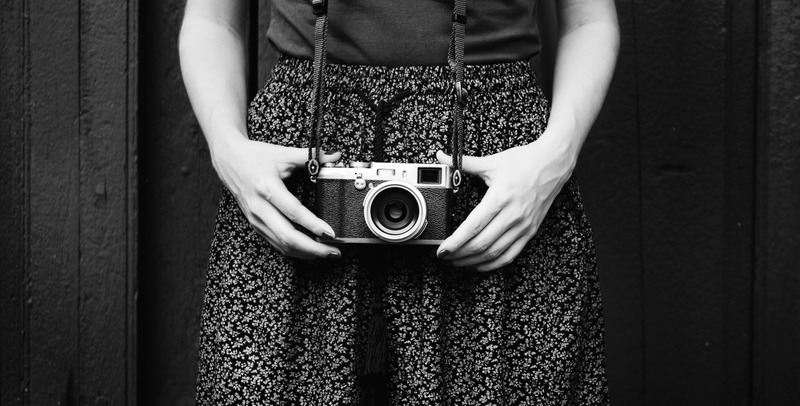 休闲相机摄影师黑白手复古摄像机照相机手掌灰度