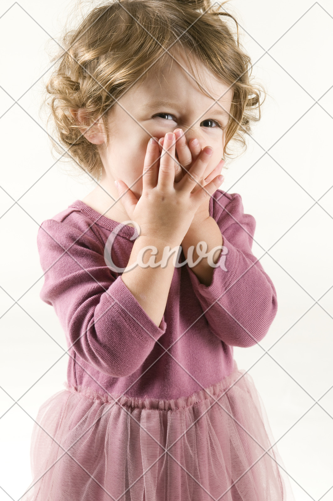 人体紫色手卷发可爱的托腮面部表情摄影婴儿儿童图片