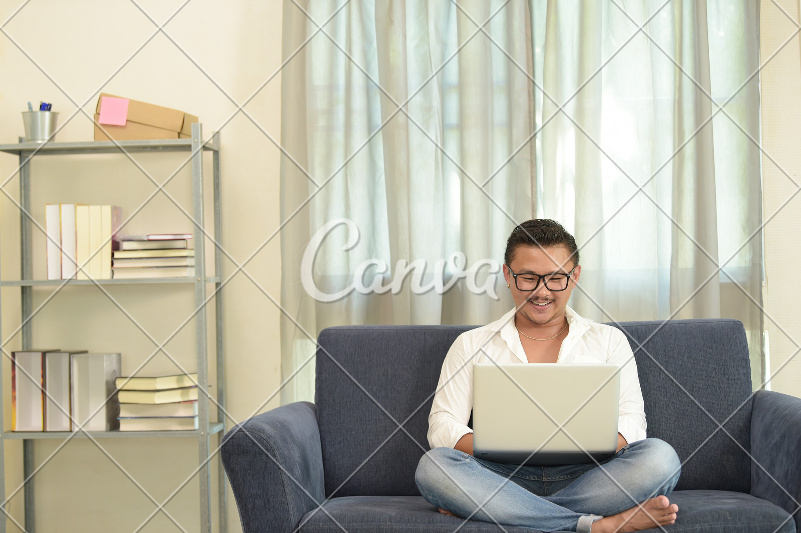 计算机男人商务快乐微笑室内肖像生活方式商务人士享乐图片