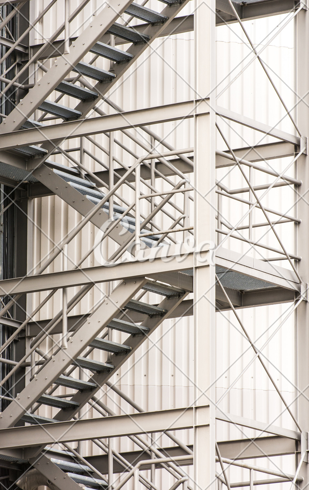 户外金属楼梯铁台阶建筑结构特写金属质感外立面紧急出口图片