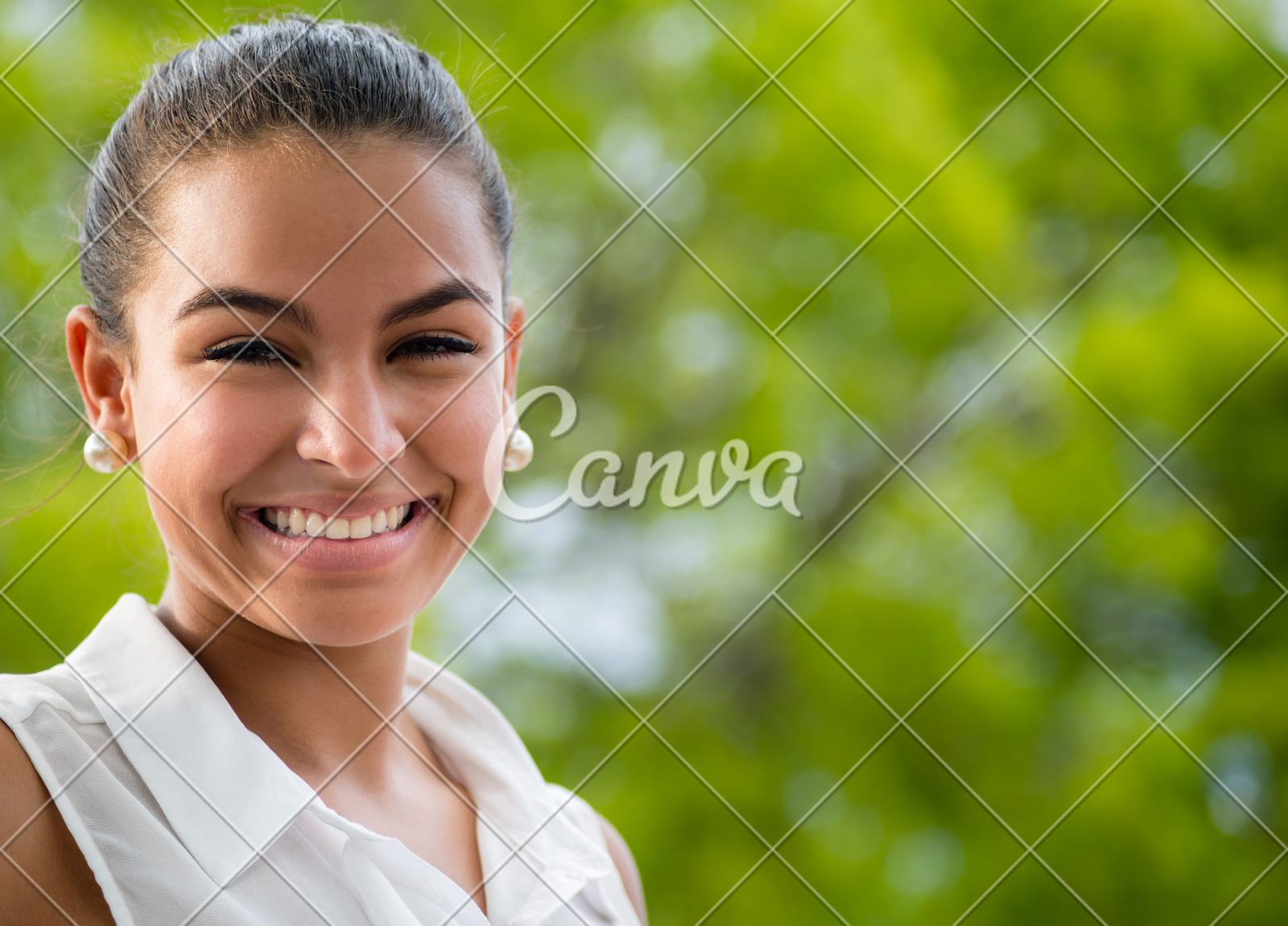 成功女性快乐微笑肖像特写休闲装露齿笑信心摄影