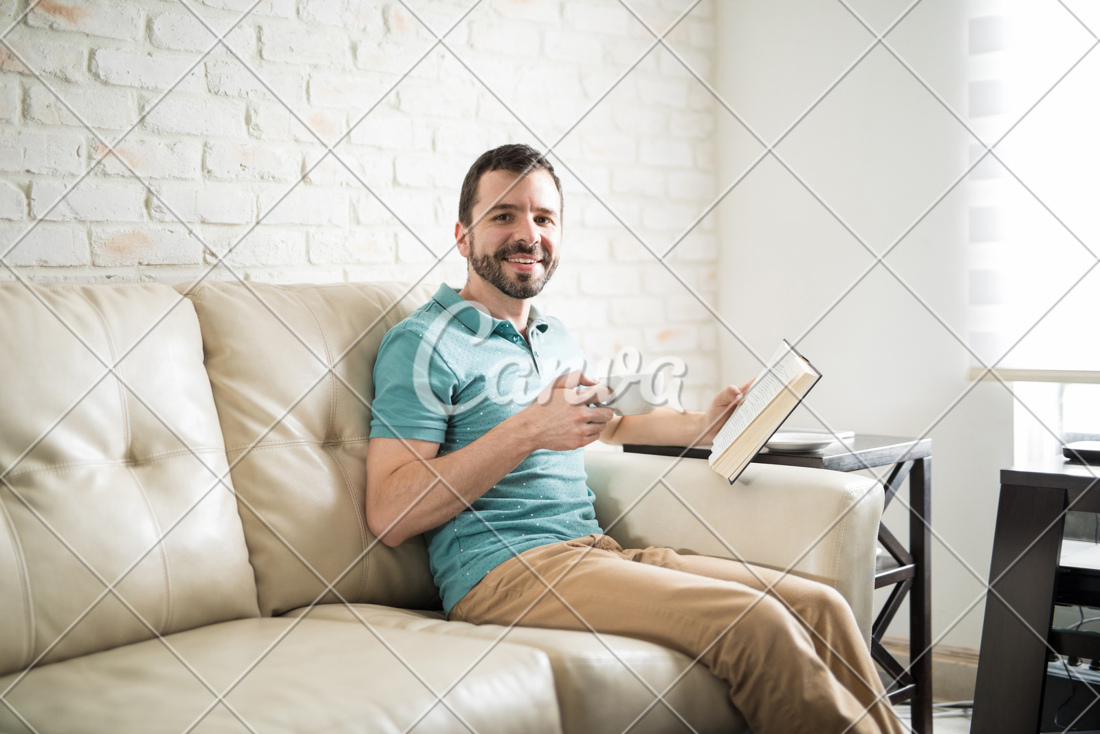 男人读书咖啡微笑室内肖像拉丁美洲生活方式砖墙起居室
