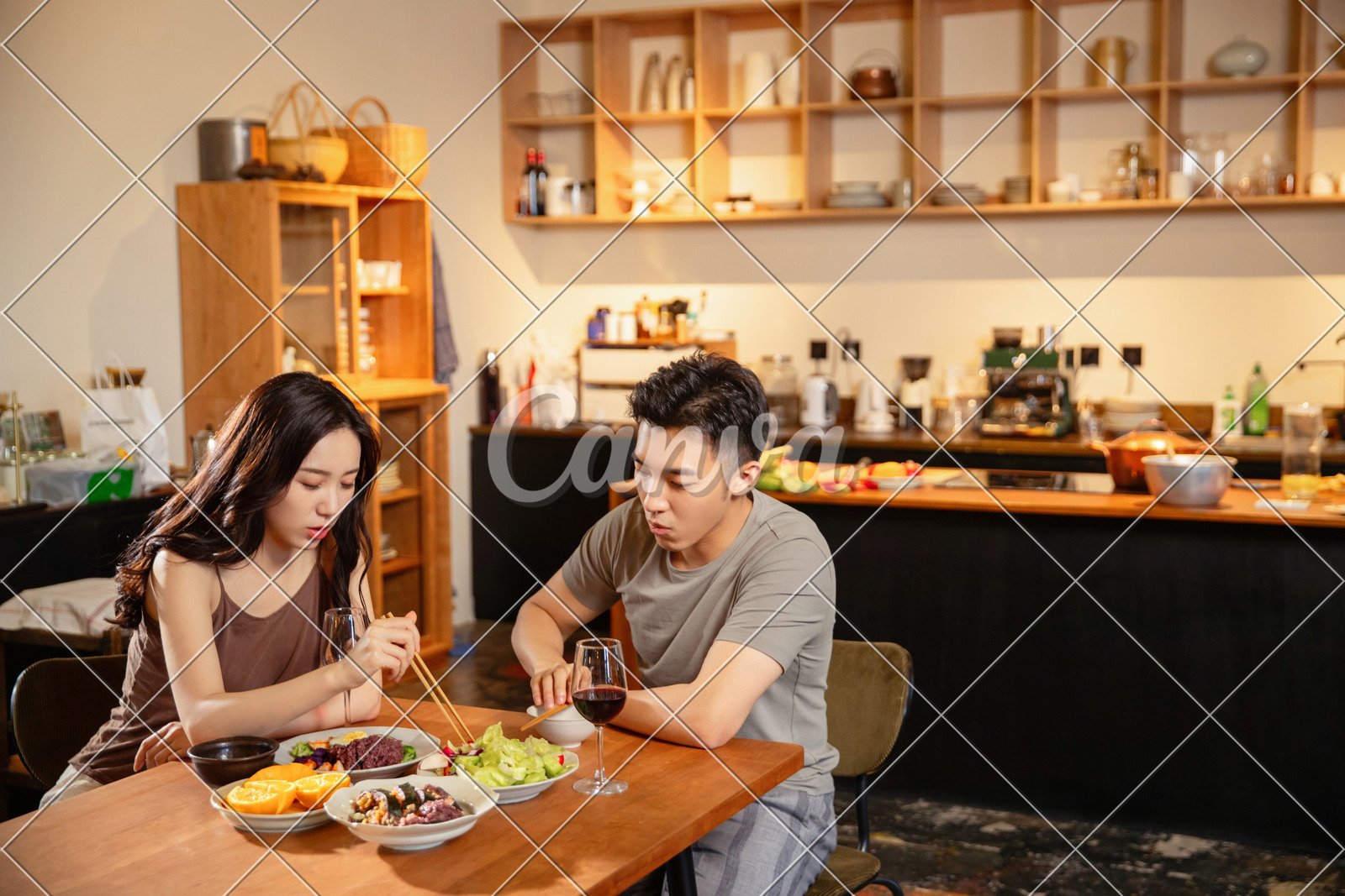 男人快乐情侣红酒餐厅节日饮料吃饭蔬菜女朋友图片