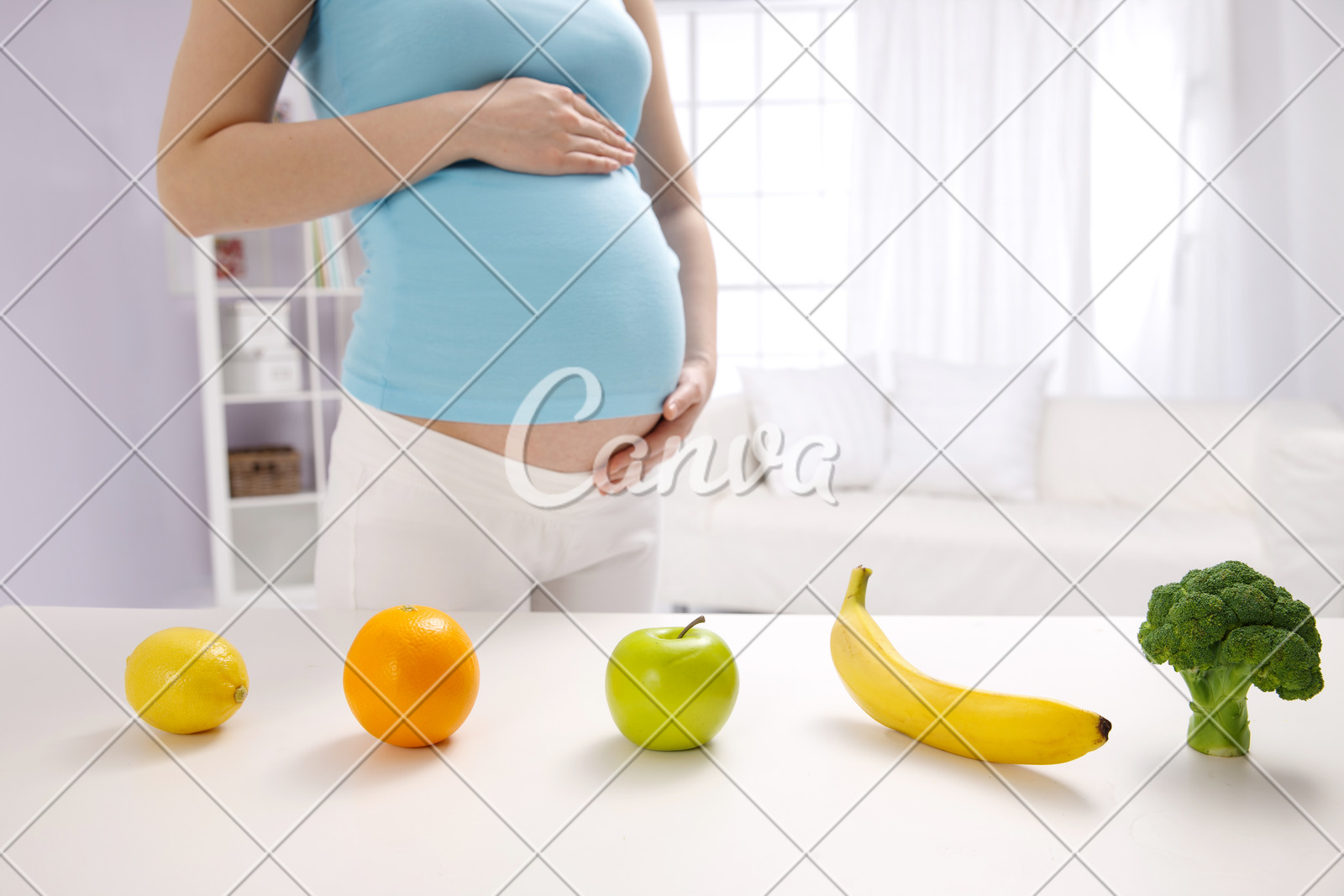 吃新鲜蔬菜沙拉的年轻孕妇在厨房里 库存照片. 图片 包括有 户内, 弯脚的, 女性, 自然, 能源, 婴孩 - 151159484