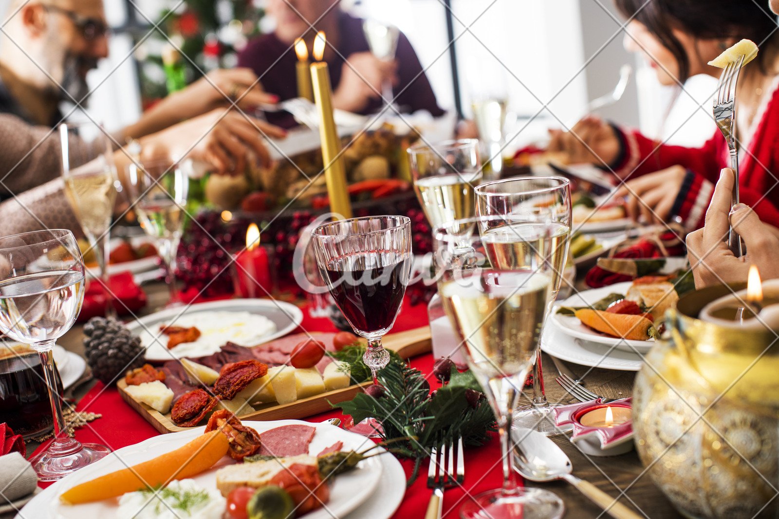 圣诞节男人红色新年节日饮料微笑桌子聚会室内