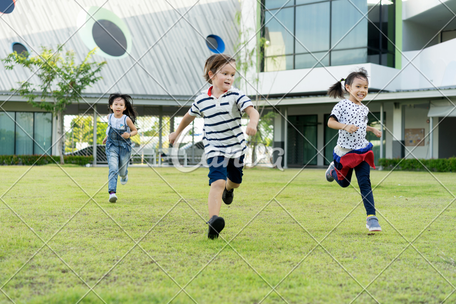 快乐小学生户外度假童年微笑生活方式人群休闲装体育比赛