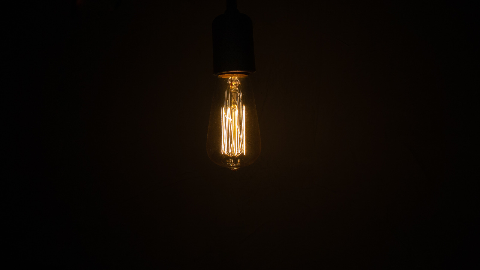 灯泡黑色背景创造力深色黑暗艺术电流钨丝发光的阴暗