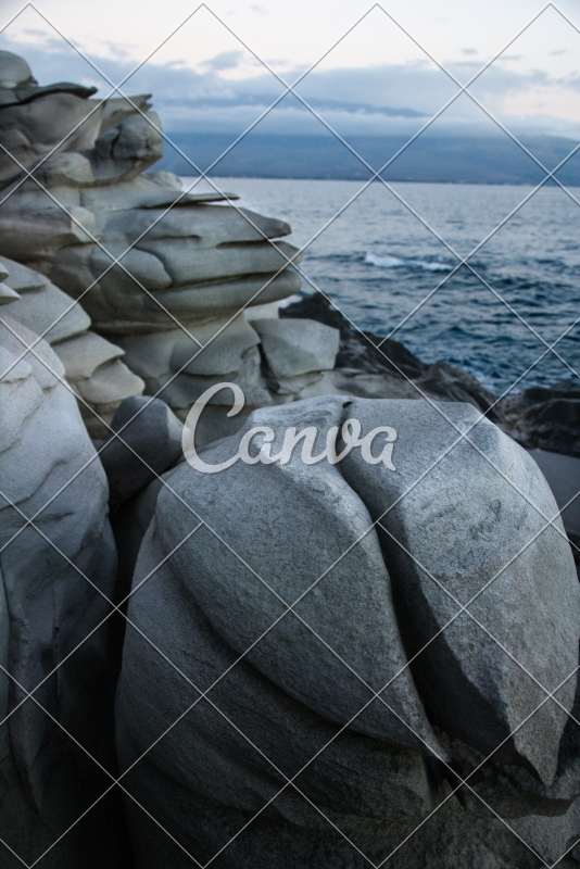 照片户外颜色沙滩海滩海边岩石相片裂缝垂直高清图片 Canva中国