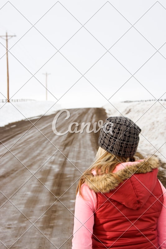 照片女性冬季户外颜色公路帽子色彩背影雪