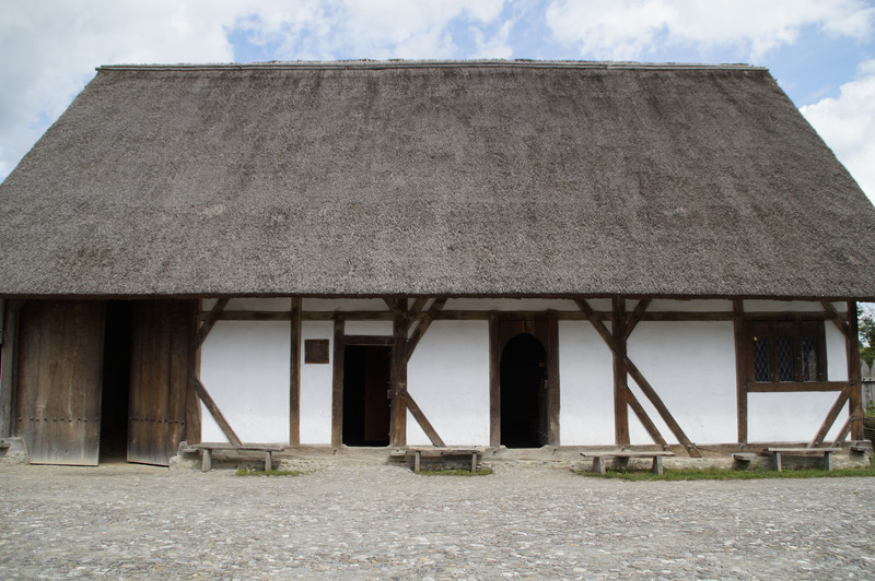 城堡芦苇桁架中世纪树木机房正面茅草屋顶德国重建图片