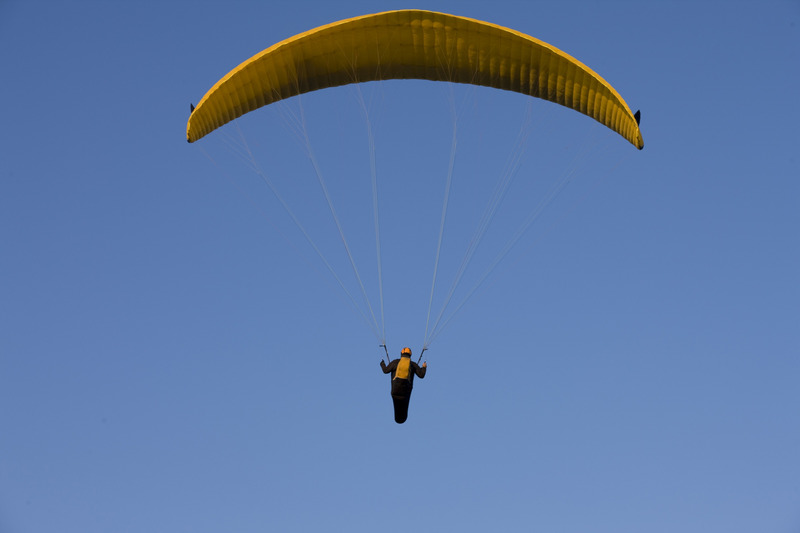 运动天空蓝色爱好降落伞浮动飞行滑行行动自由图片