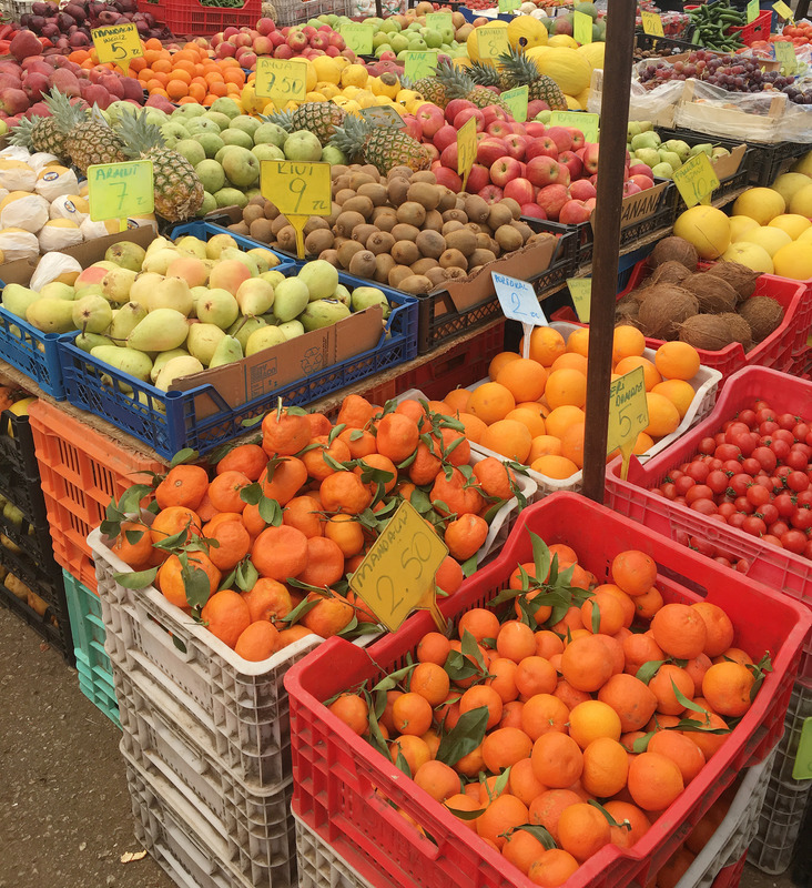 市场水果橘子菠萝梨苹果塞浦路斯