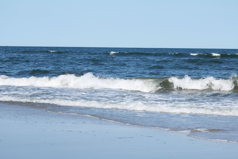 假期日出海浪海滩波浪阳光明媚热带太阳海岸性质图片