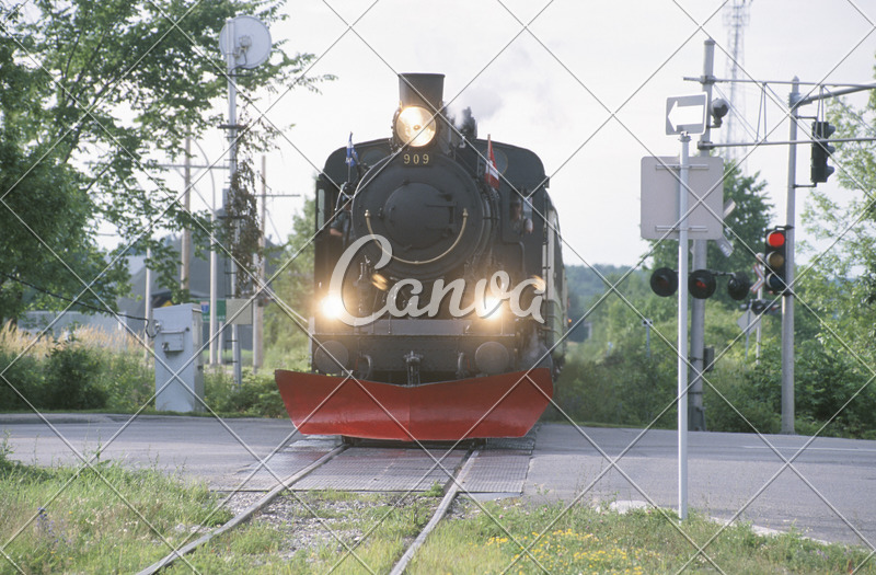 户外机车货物运输火车头室外铁轨横向正视图水平摄影图片
