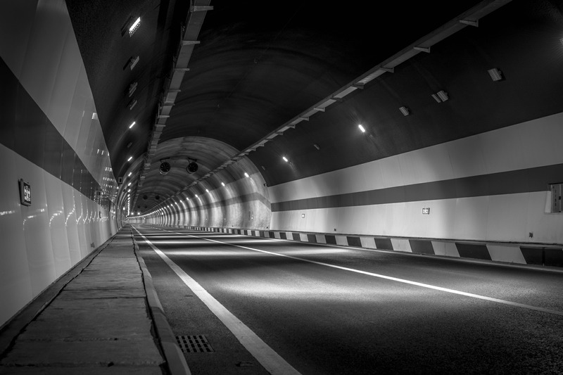 透视隧道黑白长通道模糊走廊光线黑白相间深色的