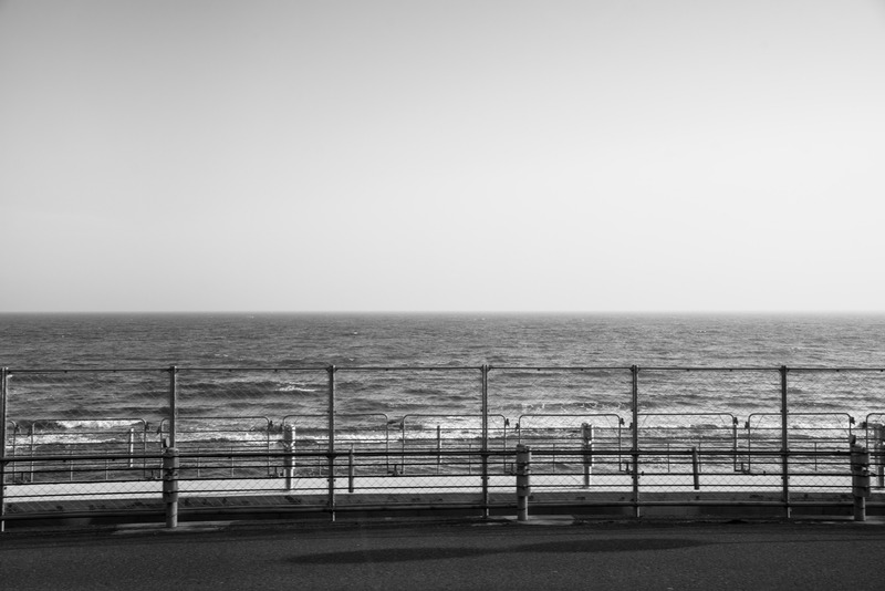 户外风景黑白山水画线条沙滩海滩景色波浪栅栏