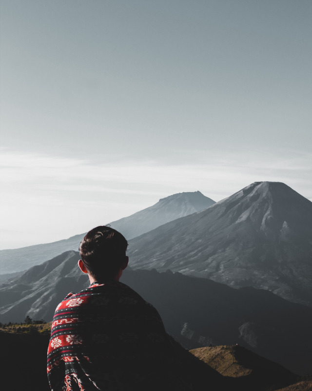 男人天空户外风景山水画大自然田园迷茫景色寒冷