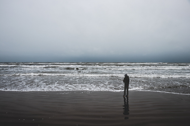 孤独沙滩海滩波浪海景轮廓独自一人单人视界海岸
