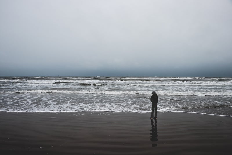 孤独沙滩海滩波浪海景轮廓独自一人单人视界海岸