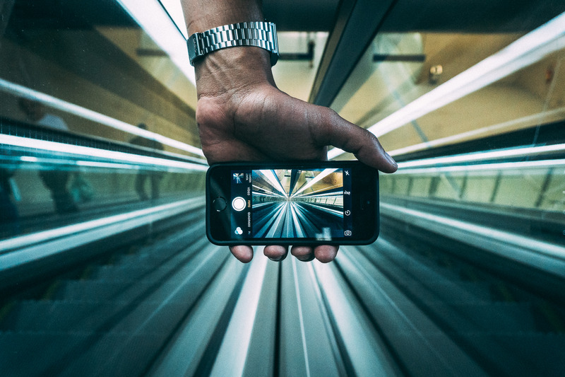 苹果手机透视手机智能手机手指针扶梯自动扶梯技术微距摄影图片