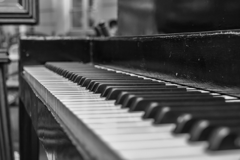 黑白钢琴键黑白相间乐器景深钢琴图片