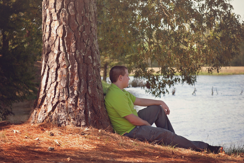 男人户外休闲思考孤独树沉思室外独自一人坐着图片