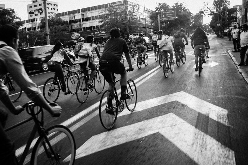 黑白人群黑白相间骑自行车的人自行车单车团队街道图片