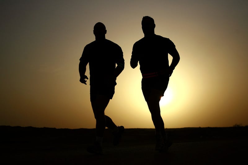 男人运动跑步黄昏日出轮廓塑形幽暗黎明运行