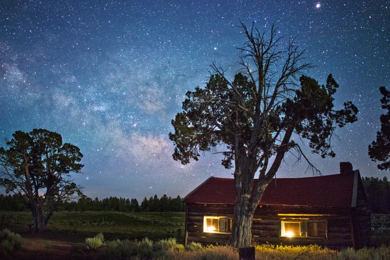 星空户外风景星星草地树夜空夜晚灯光青草图片