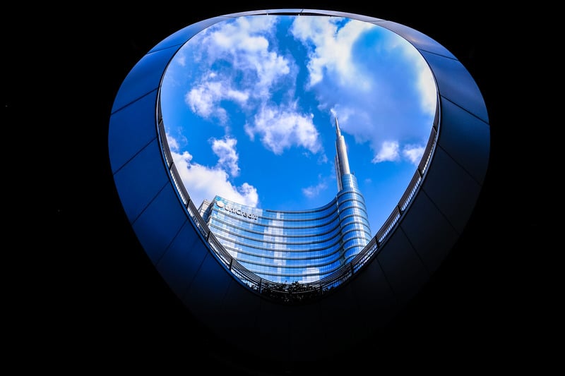 天空透视云朵摩天大楼架构俯视图俯拍玻璃建筑设计结构