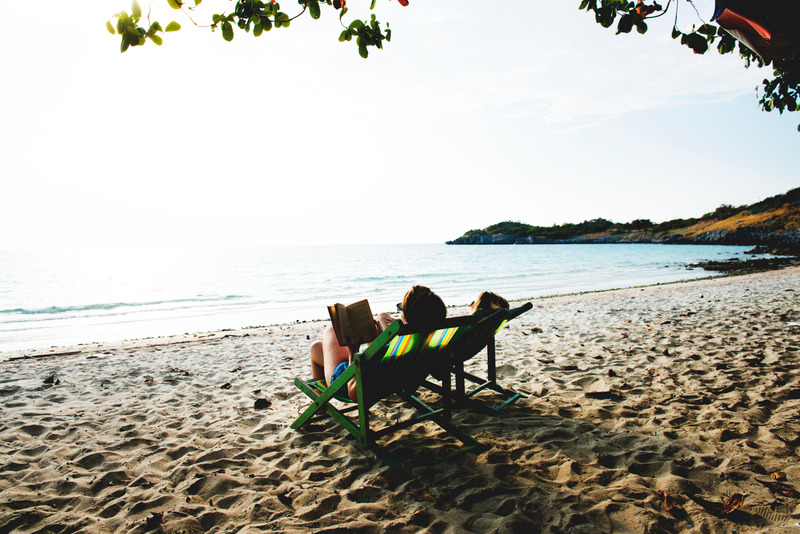 女性户外休闲度假节日放假假期假日沙滩休息图片