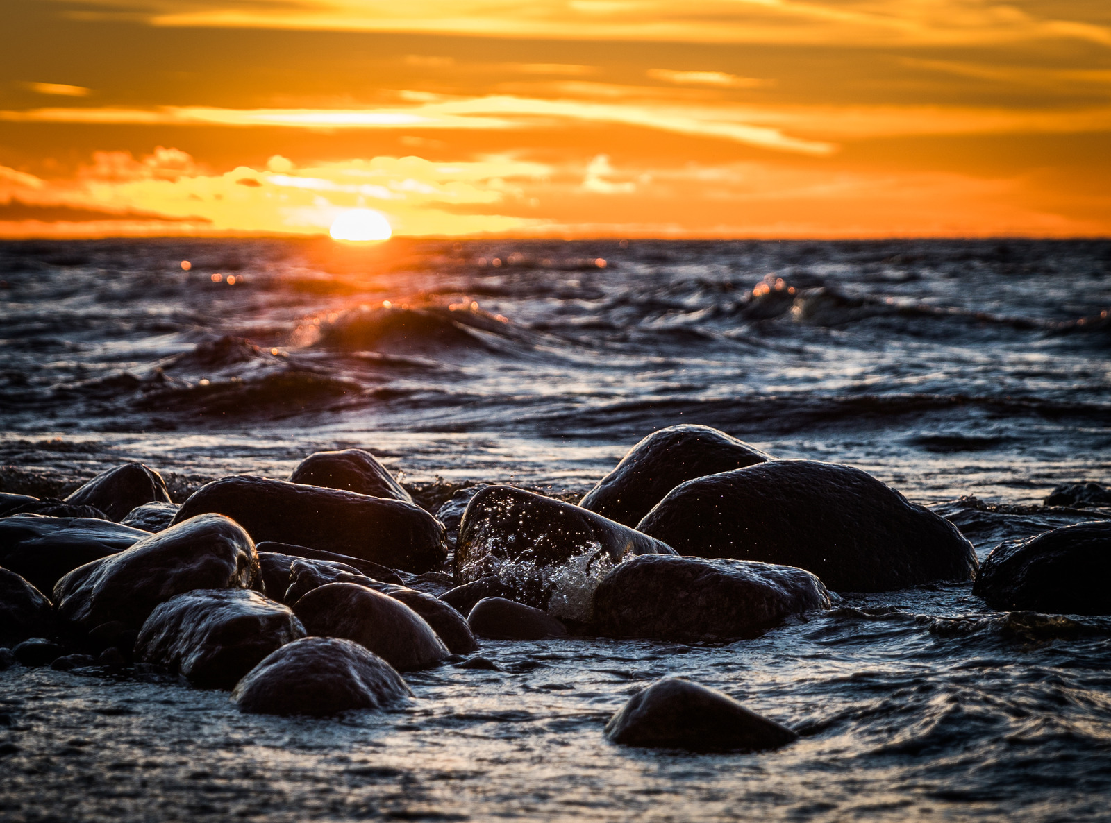 黄昏海滩岩石海景傍晚太阳岸边黎明巨石海滨