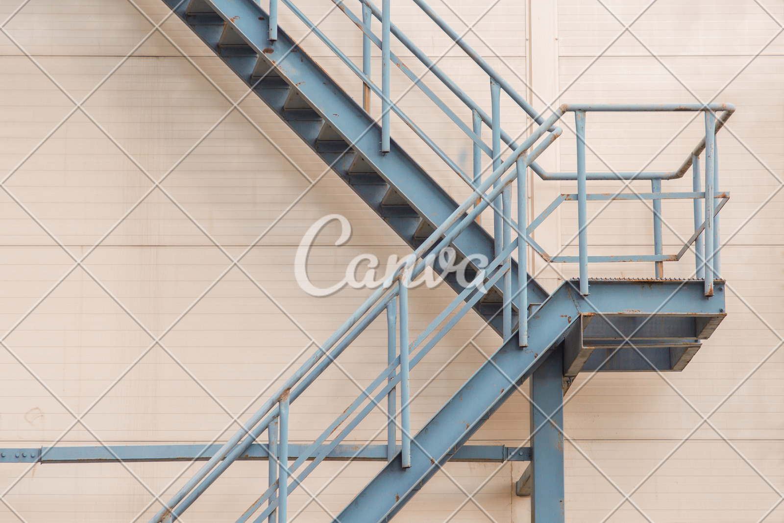 设计背景户外金属楼梯梯子铁墙建筑结构金属质感图片