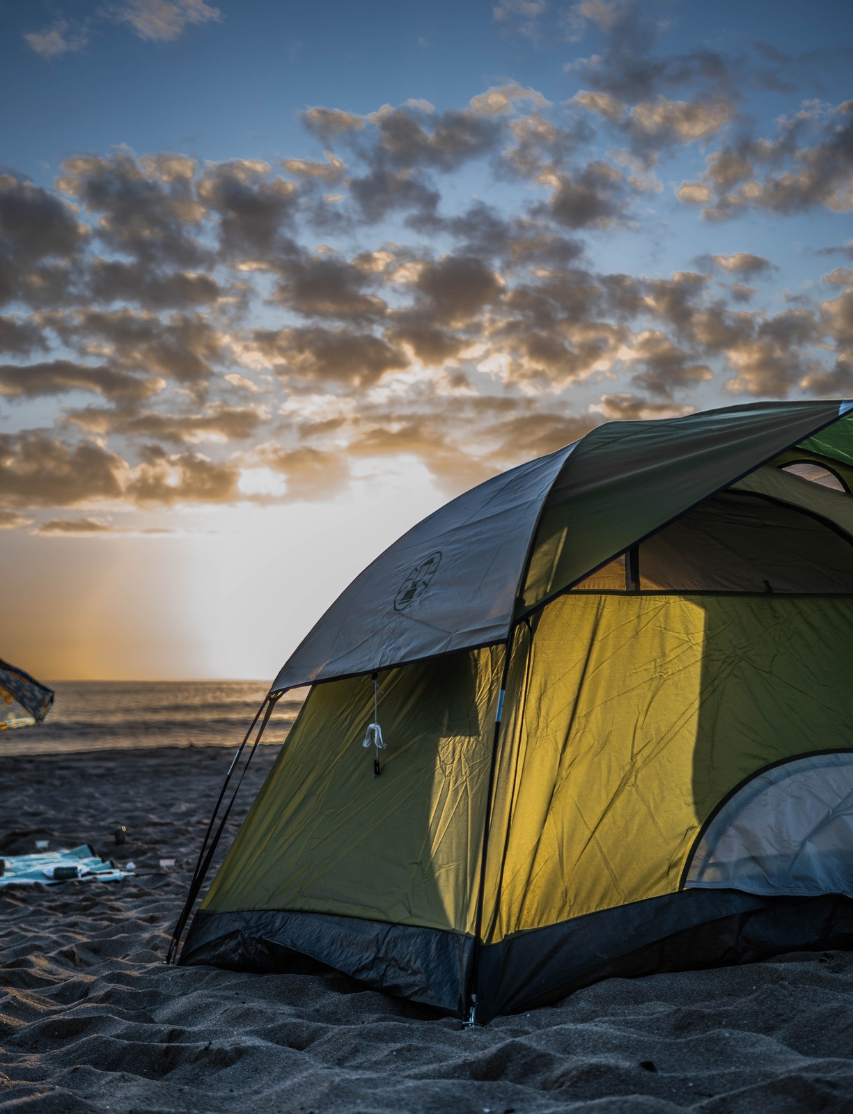 多云黄昏雨伞海滩海边乌云黎明宁静帐篷海滨