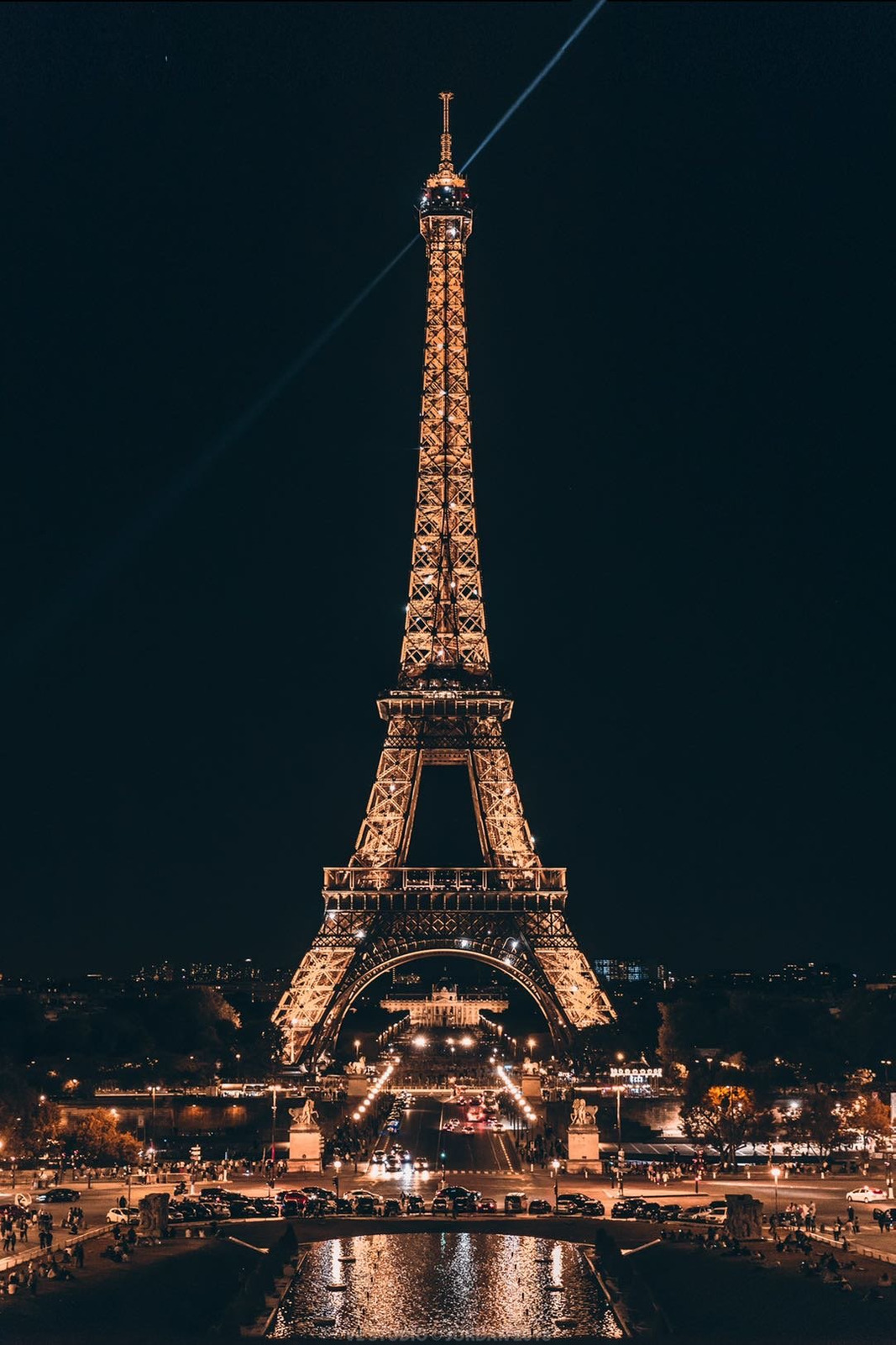 埃菲尔铁塔夜景灯光地标倒影湖面法国巴黎