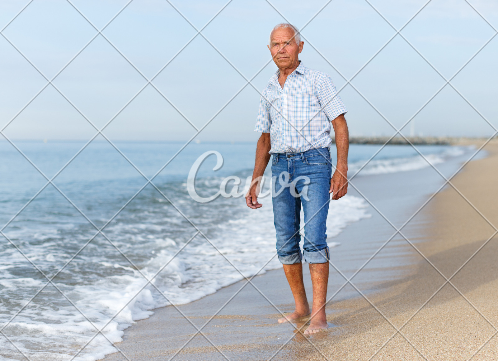 男人快乐户外帽子风老年人肖像海滩享乐西班牙
