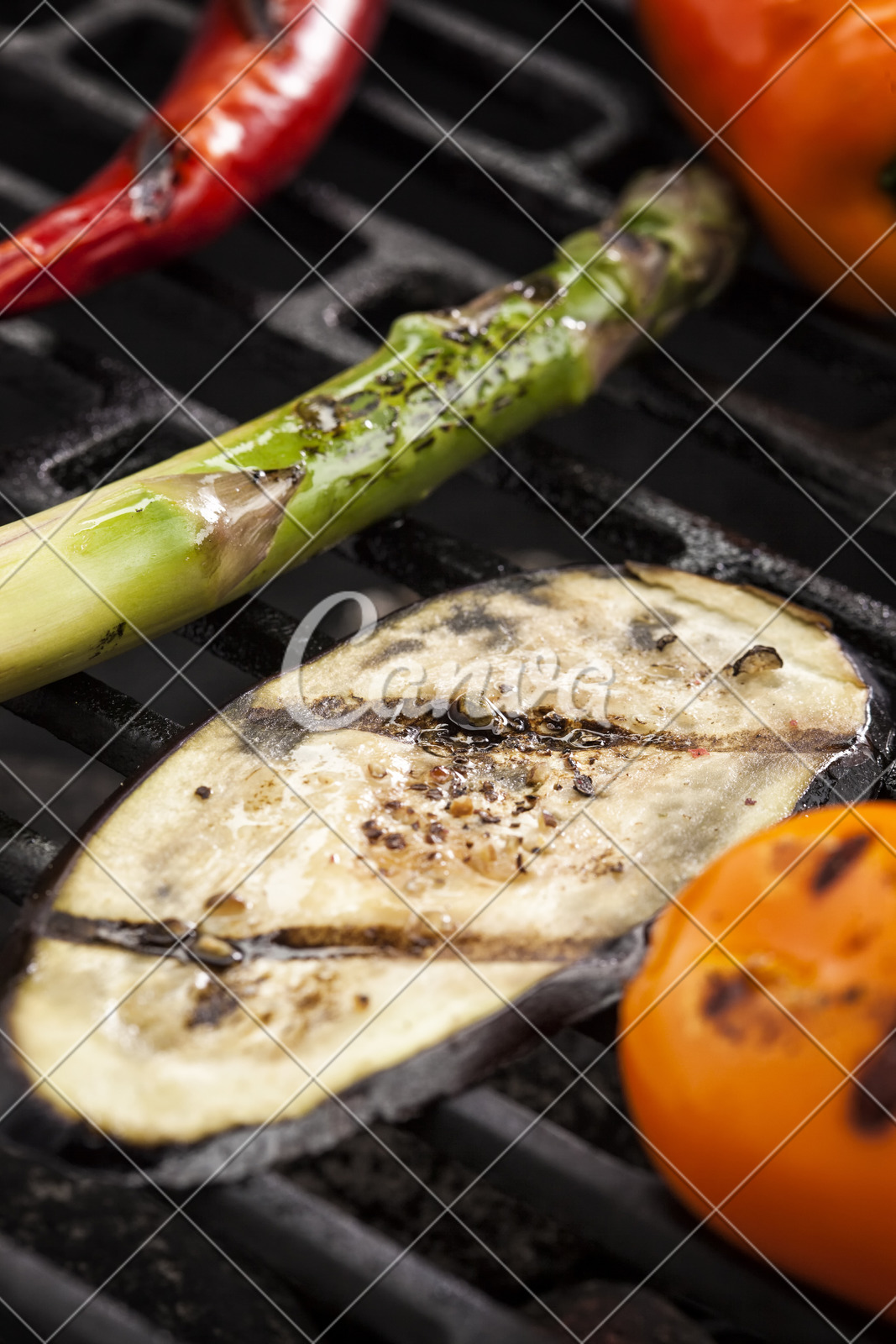 烧烤蔬菜西红柿盘子晚餐膳食烤肉串彩色图片烤肉架摄影图片 - Canva可画