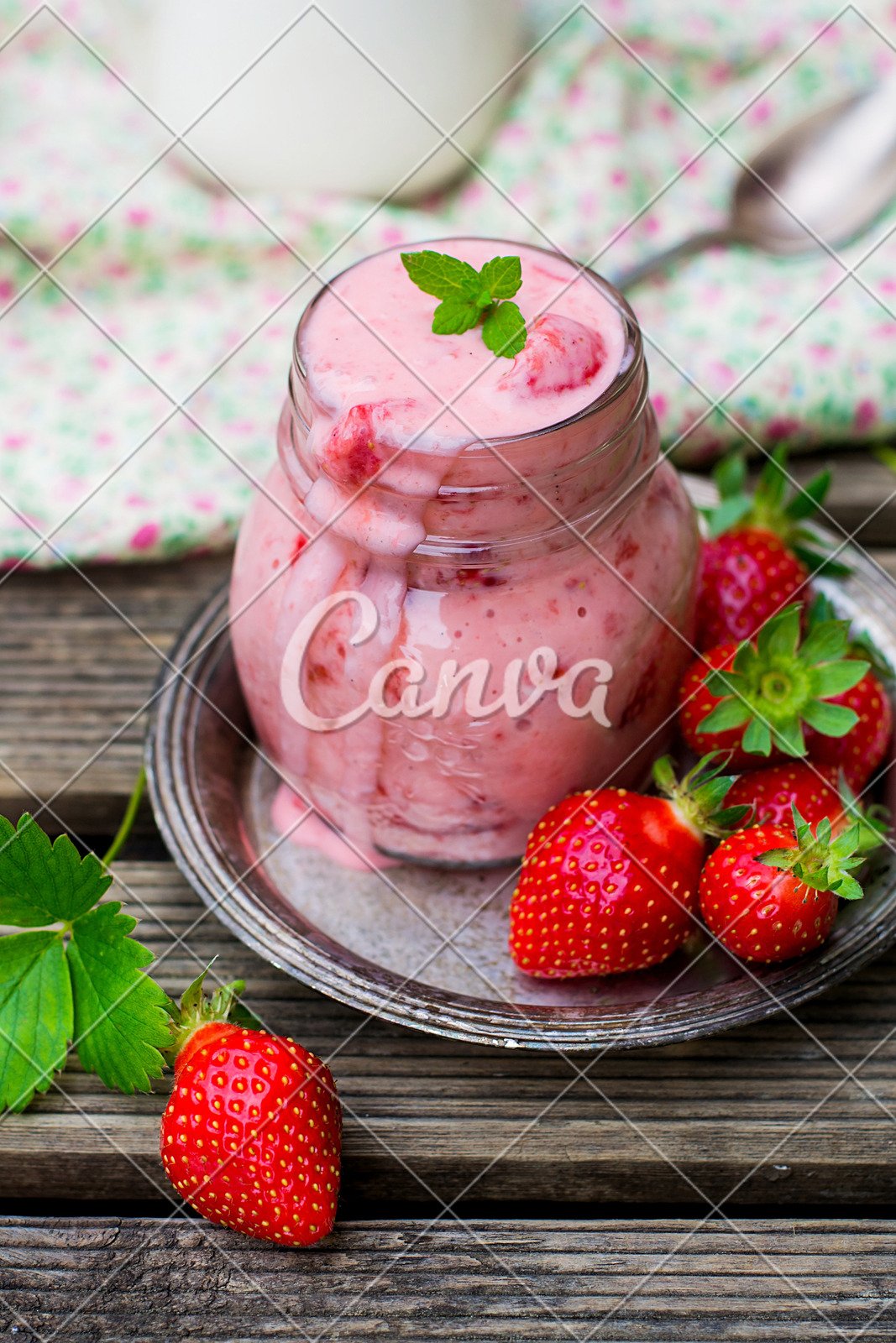 水果草莓饮料酸奶清新饮食浆果薄荷叶膳食广口瓶