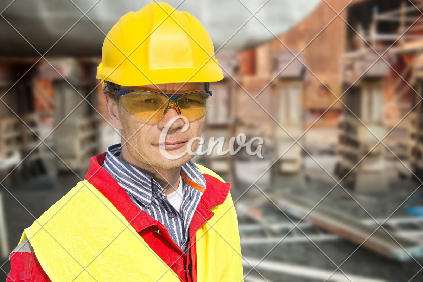 男人快乐工程师衬衫肖像头饰安全帽修理工头海上运输