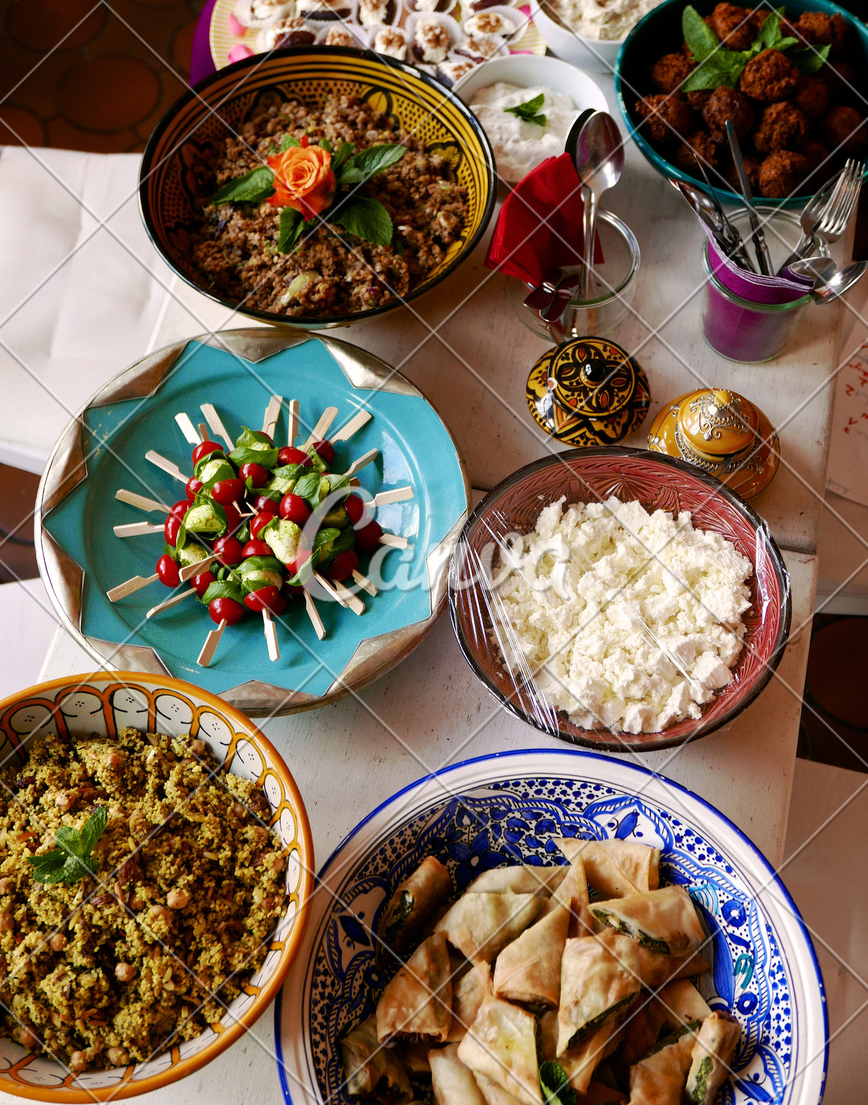 摩洛哥食物 传统tajine盘、蒸丸子和新鲜的沙拉 库存图片. 图片 包括有 正餐, 文化, 烹调, 黏土 - 142289475