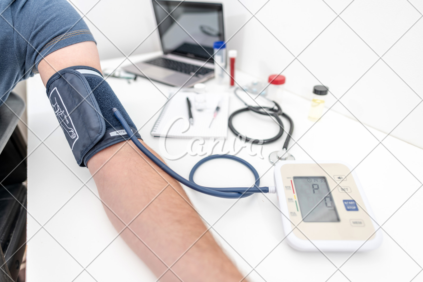 医疗服务中的量血压图片素材_免费下载_jpg图片格式_VRF高清图片500735636_摄图网