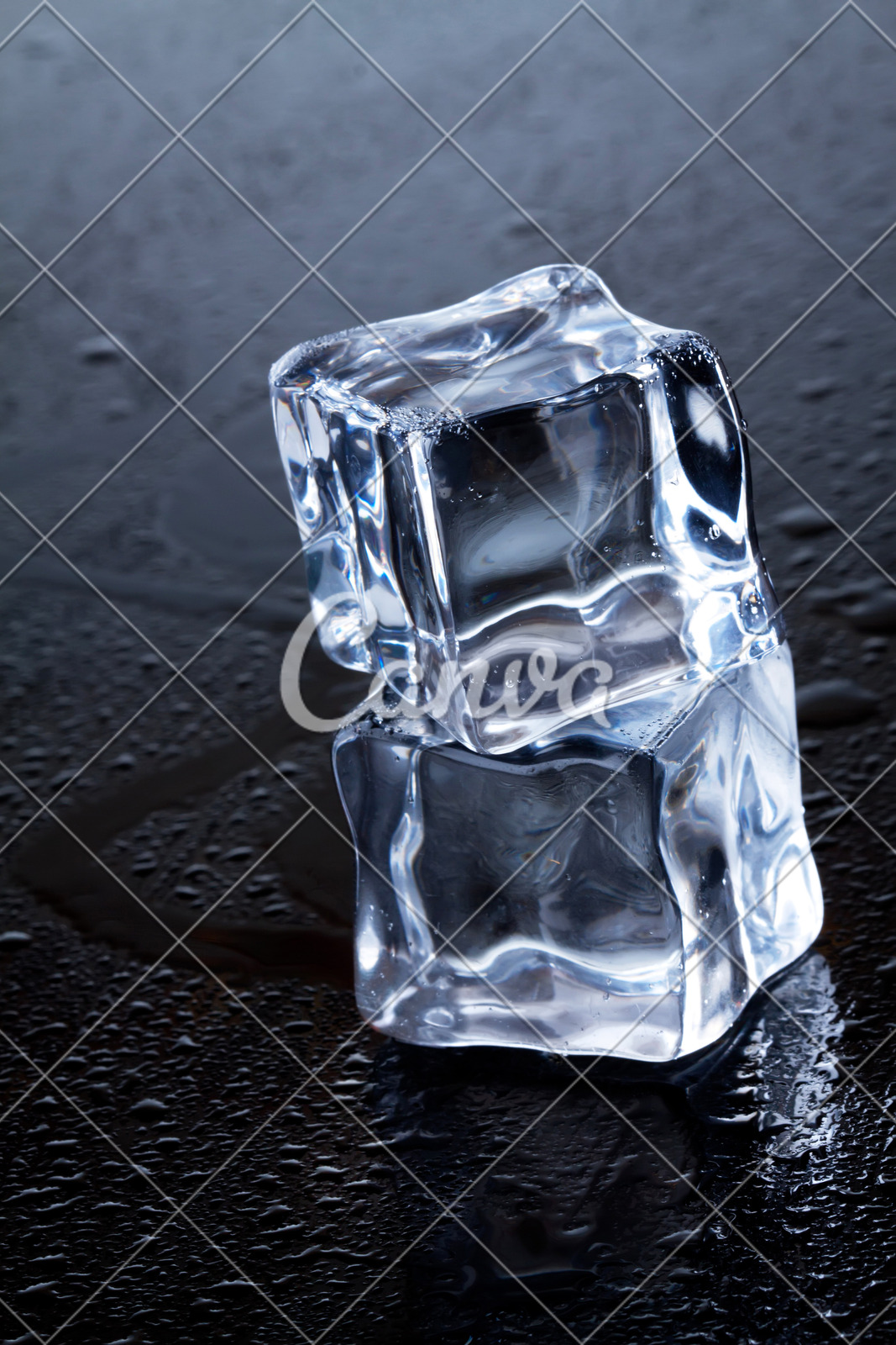 水滴透明寒冷冰块特写反射摄影大特写一个物体融化图片